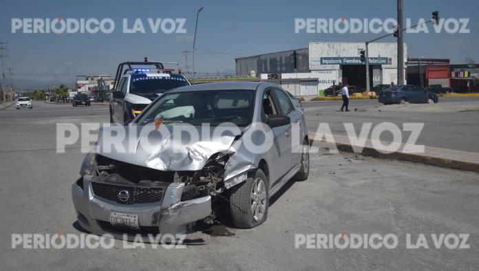 Se pasa rojo y causa choque