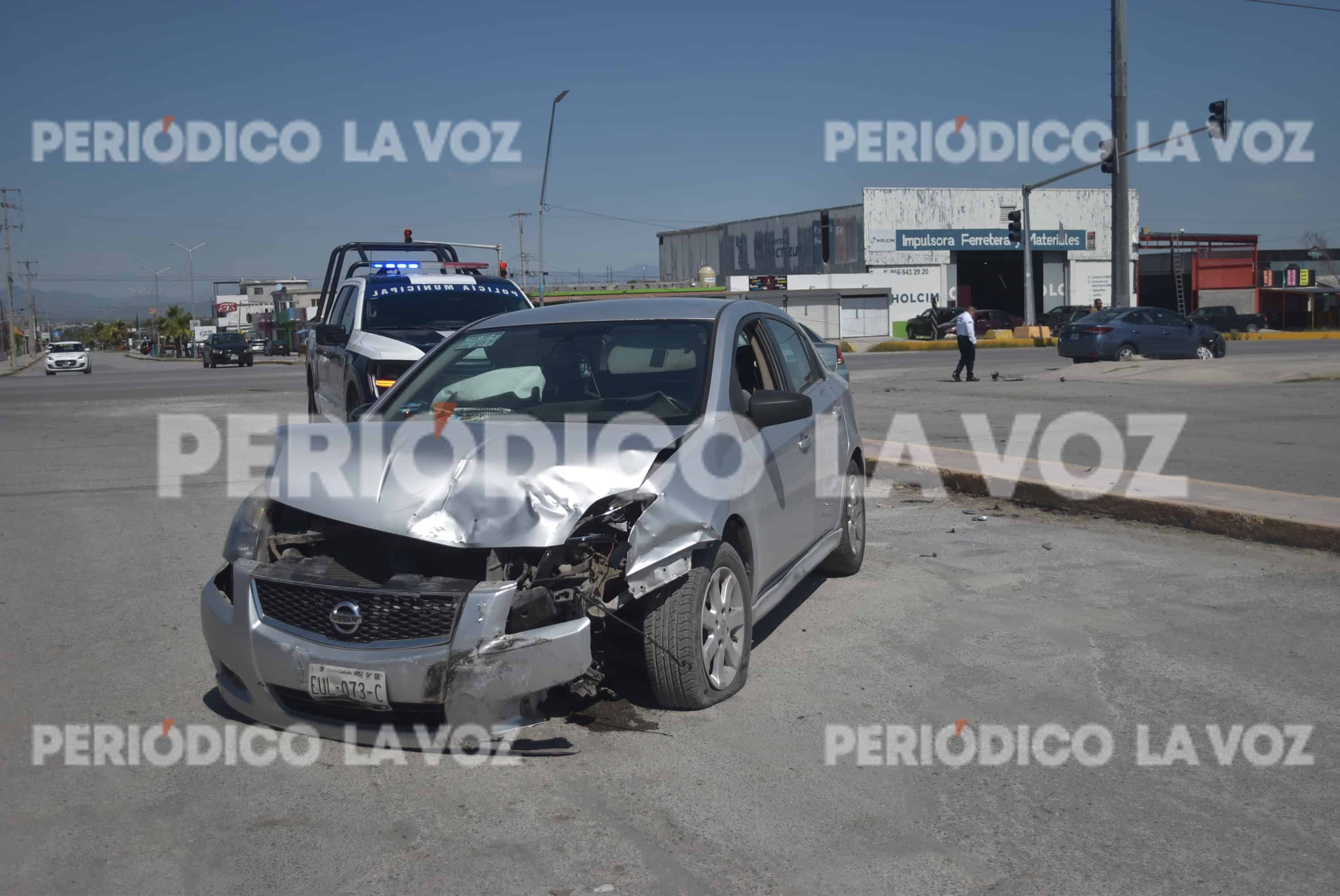 El conductor del Nissan causó el choque tras ‘volarse’ la luz roja del semáforo.