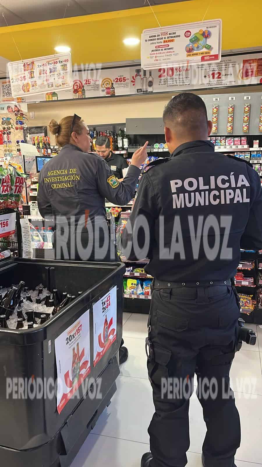 Oficiales municipales y de la AIC acudieron a tomar conocimiento del asalto ocurrido en la tienda de conveniencia.