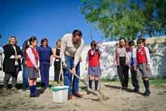 Donan árboles a primaria Josefina Ortiz