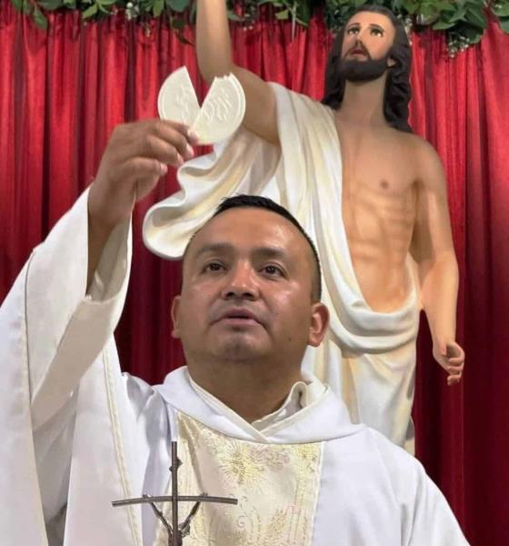 Choca sacerdote; su madre falleció 