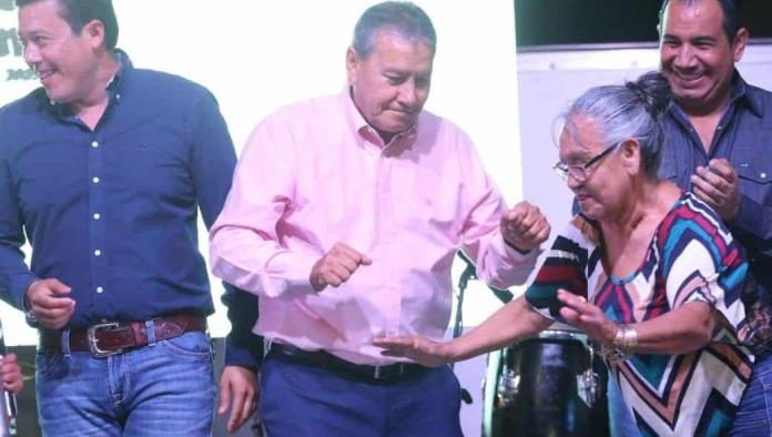 Celebra Oscar Ríos a las reinas del hogar