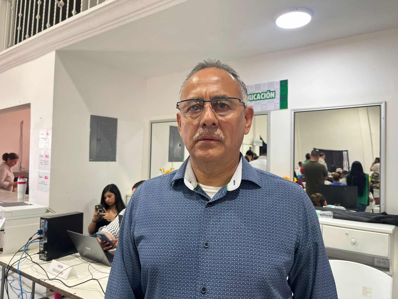 Llevan vacunación y fumigación a escuelas rurales por orden del gobernador