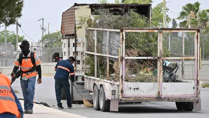 Reparten hidrantes y hielo a empleados