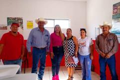 Yesica Sifuentes impulsa al sector rural de Castaños con entrega de pollinaza y semillas