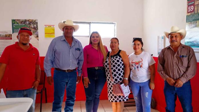 Yesica Sifuentes impulsa al sector rural de Castaños con entrega de pollinaza y semillas