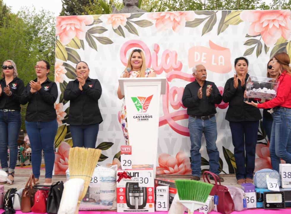 Madres de Castaños fueron festejadas por la alcaldesa Yesica Sifuentes.