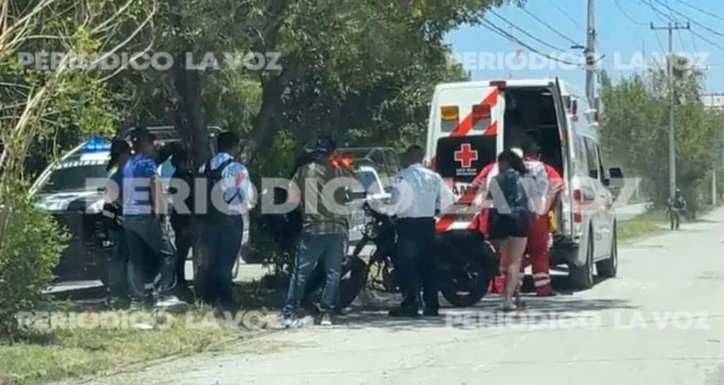 Paramédicos de Cruz Roja atendieron al motociclista lesionado sobre la avenida Colombia, tras sufrir un aparatoso derrape.