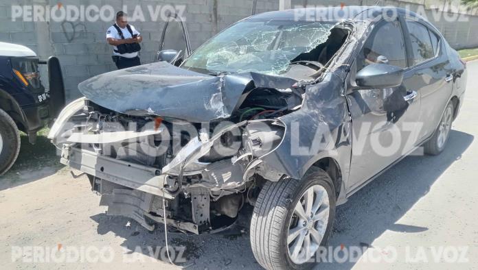 Se estampa en camión y huye