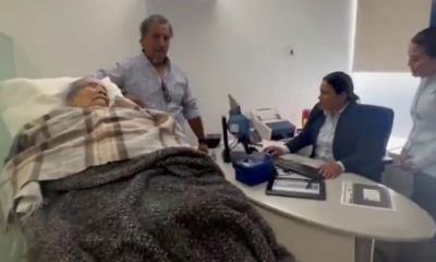 Mujer en cama es obligada a ir a banco para comprobar su identidad
