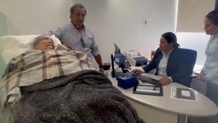 Mujer en cama es obligada a ir a banco para comprobar su identidad