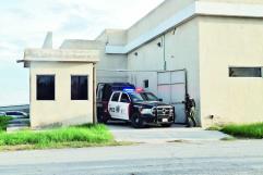 Catean domicilio y le hallan armas y drogas
