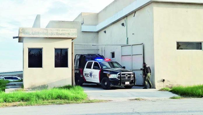 Catean domicilio y le hallan armas y drogas