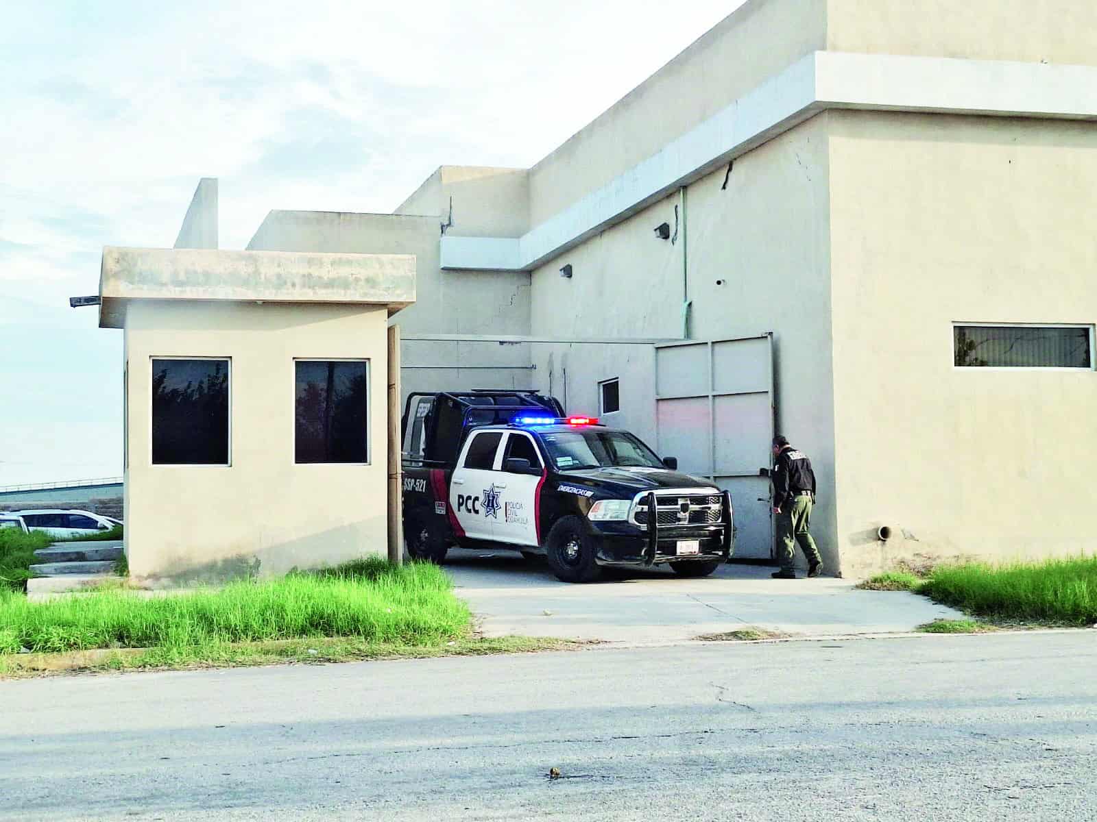 Catean domicilio y le hallan armas y drogas