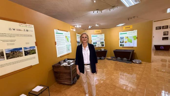Proyectan los 28 Geositios de Múzquiz en Casa de la Cultura