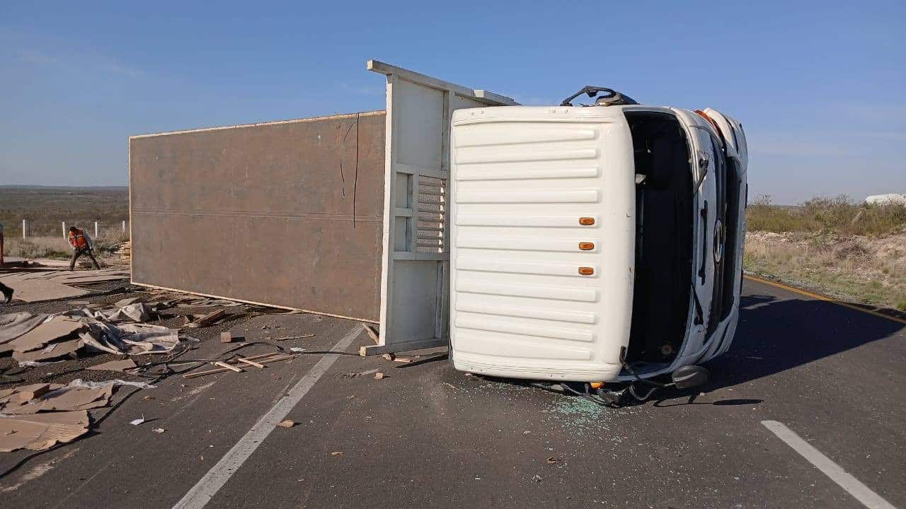 Conductor sufre volcadura en autopista cerca de Allende