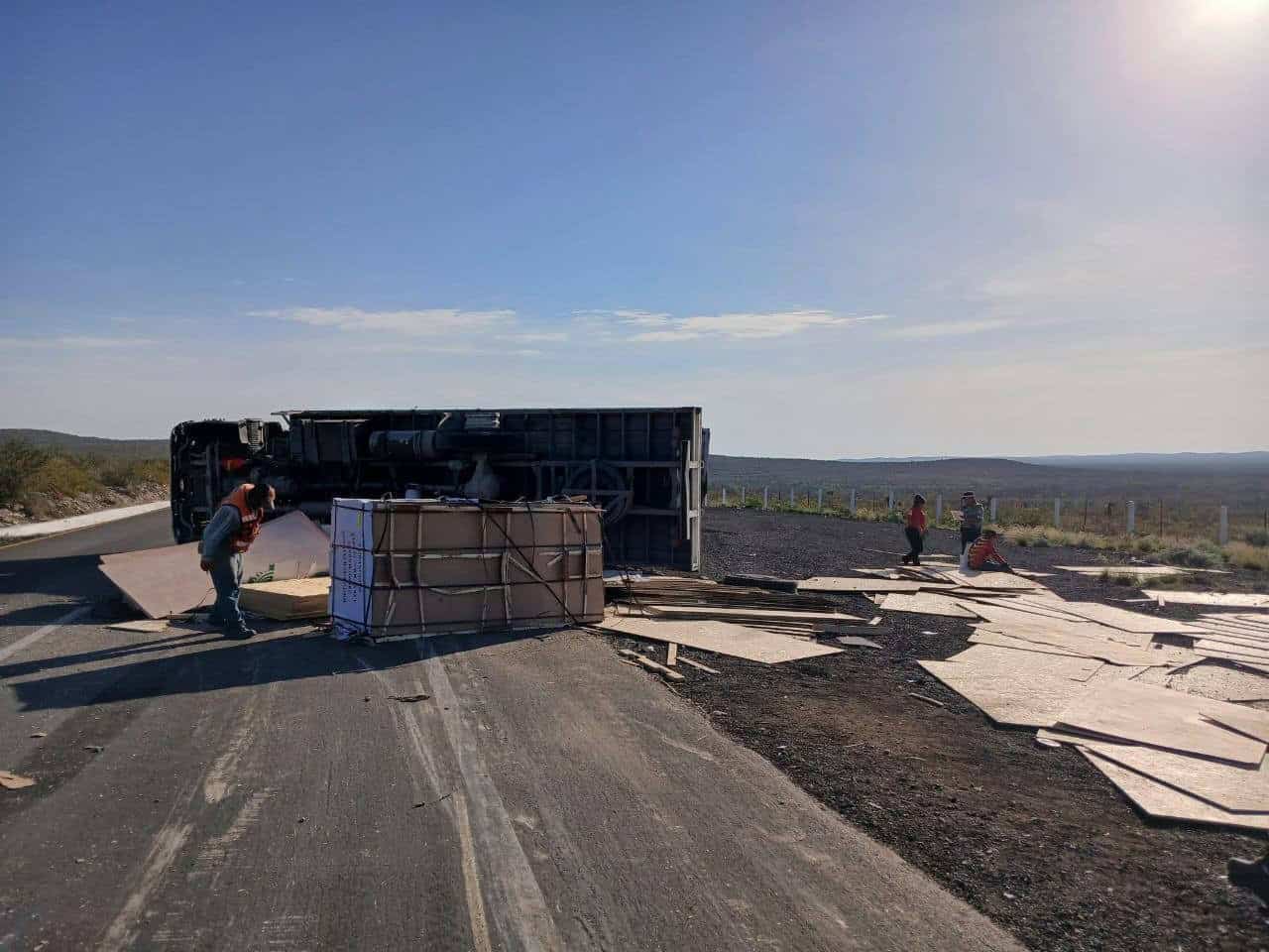 Conductor sufre volcadura en autopista cerca de Allende