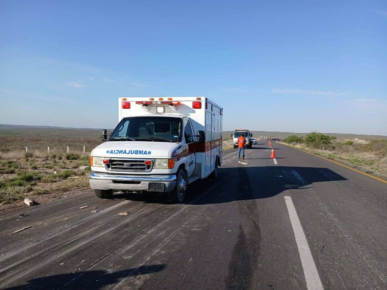 Conductor sufre volcadura en autopista cerca de Allende