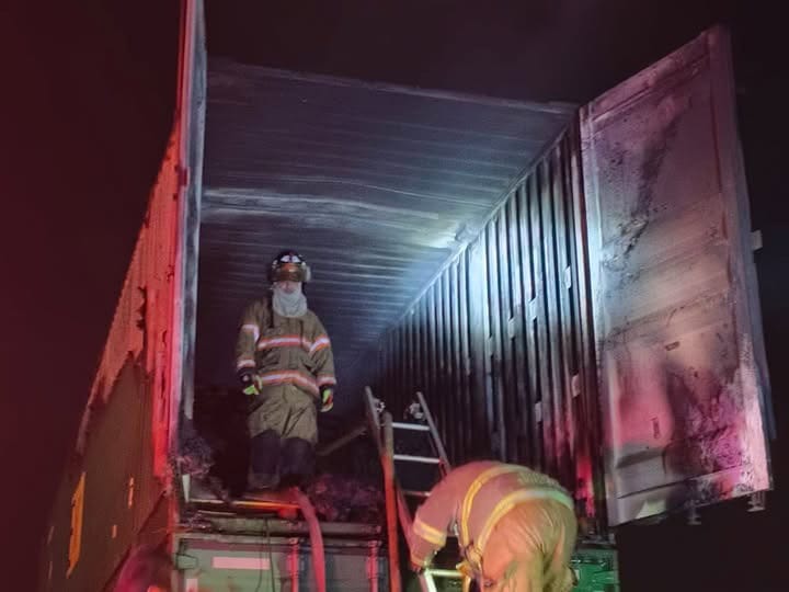 Incendian vagón de tren tras intento de saqueo