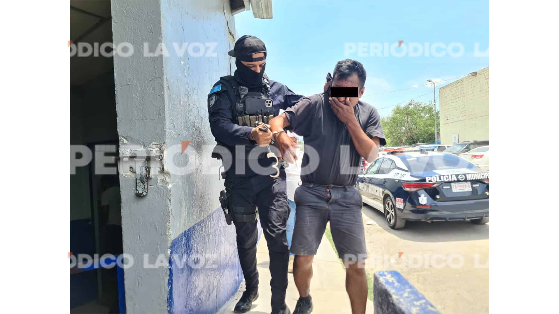 Ebrio intenta robar cervezas en tienda de Monclova y termina detenido