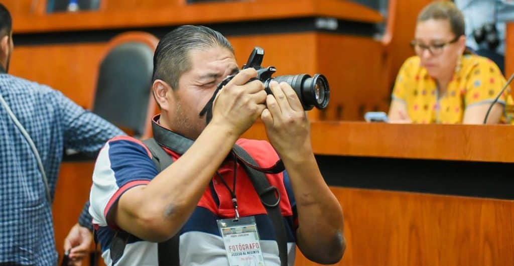 Diputado de Guerrero AMENAZÓ a fotoperiodista por captarlo comiendo