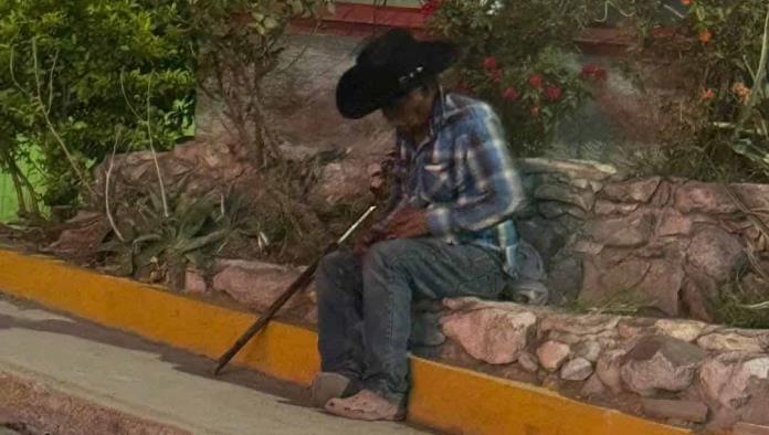 Del apoyo viral al abandono: Don Juan vive en las calles de Monclova sin solución