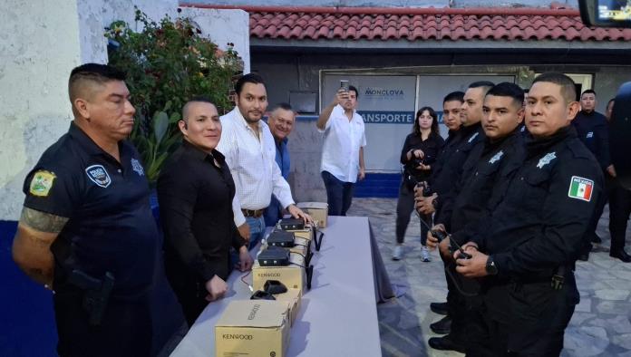 Monclova refuerza seguridad: entregan radios digitales a policías municipales