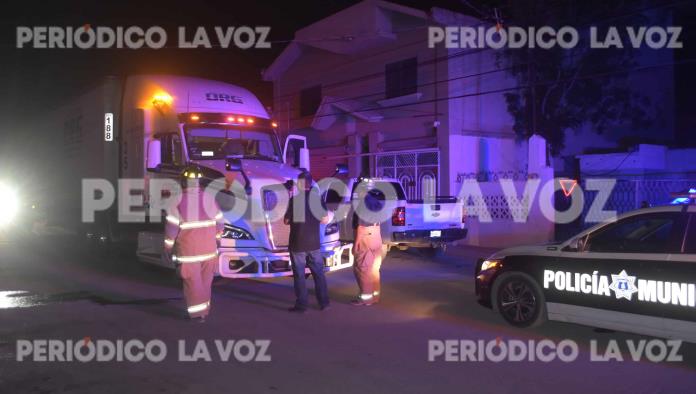 Trailero derriba cables de la CFE y deja sin luz a vecinos de la colonia Tecnológico