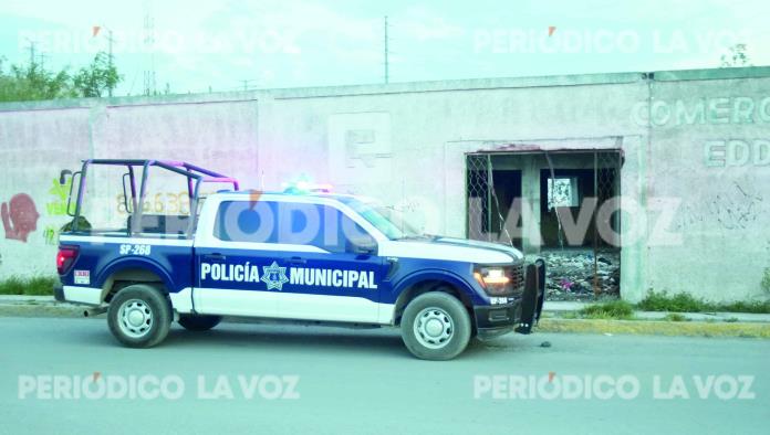 Hallan cadáver en descomposición dentro de local abandonado