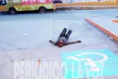 Hombre dormido en estacionamiento activa alerta en el bulevar San José de Monclova