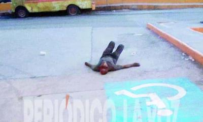 Hombre dormido en estacionamiento activa alerta en el bulevar San José de Monclova