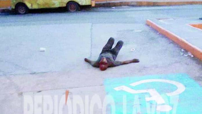 Hombre dormido en estacionamiento activa alerta en el bulevar San José de Monclova