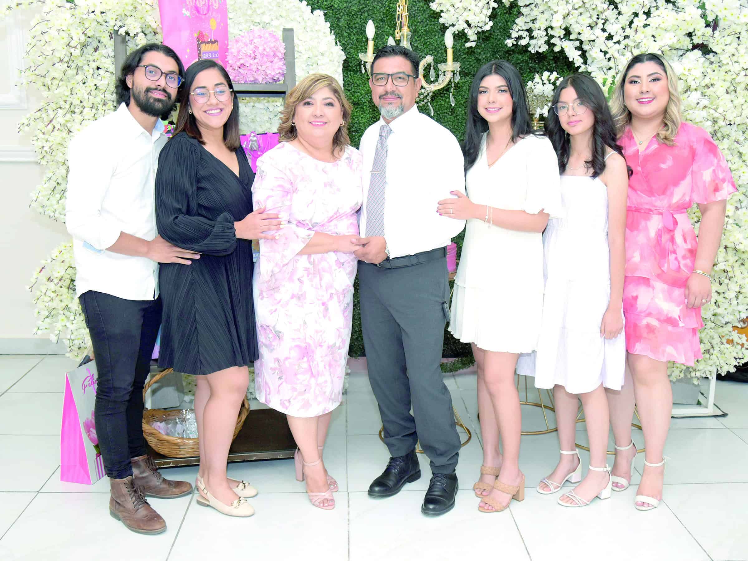 Rosa Elena celebra su cumpleaños 55 rodeada de amor, familia y una gran fiesta en Monclova