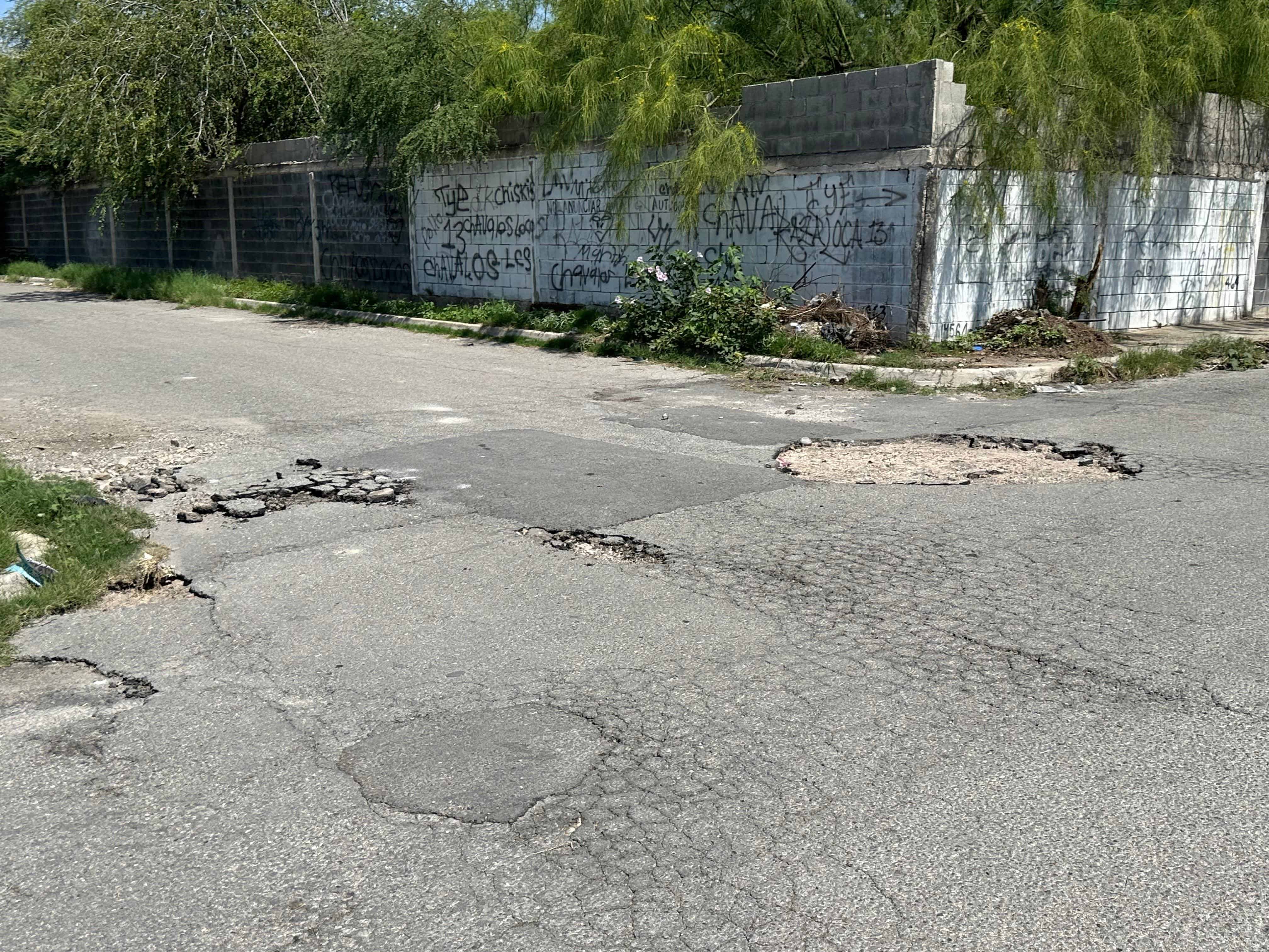 La voz en tu colonia: Viven entre tierra y sin esperaza por baches y aguas negras