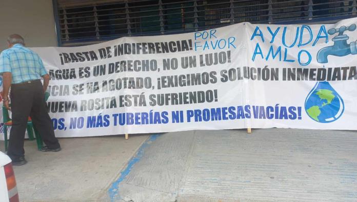 Ciudadanos exigen solución al desabasto de agua en SIMAS Carbonífera con protesta pacífica