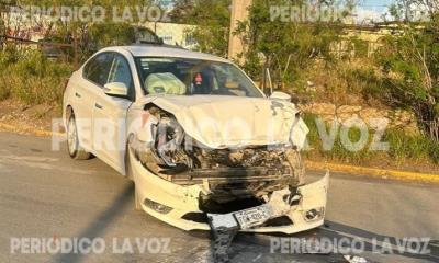 Choque en Zona Centro de Monclova: automóvil Nissan Sentra impactado por camión