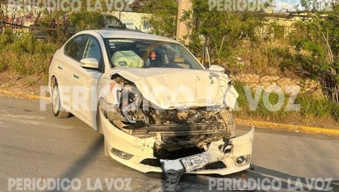 Choque en Zona Centro de Monclova: automóvil Nissan Sentra impactado por camión
