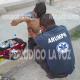 Hermanos sufren caída de moto en Monclova tras explotar llanta trasera