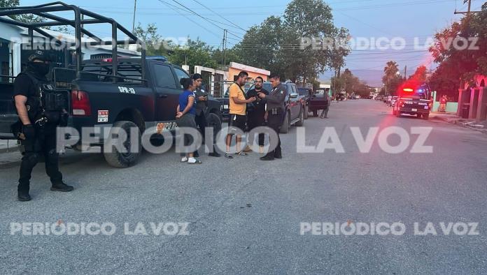 Mujer y su hija son atacadas a balinazos en Monclova; el casco les salva la vida