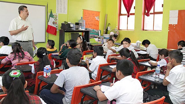 Sheinbaum anuncia aumento salarial y más vacaciones para maestros en México