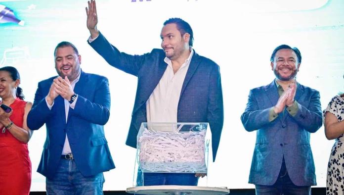 Carlos Villarreal celebra a maestros de Monclova con emotivo homenaje y regalos