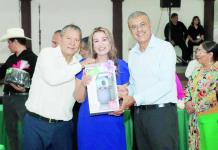 Óscar Ríos festeja a maestros de Rosita con regalos, música y emotivo mensaje