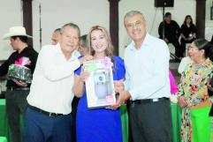 Óscar Ríos festeja a maestros de Rosita con regalos, música y emotivo mensaje