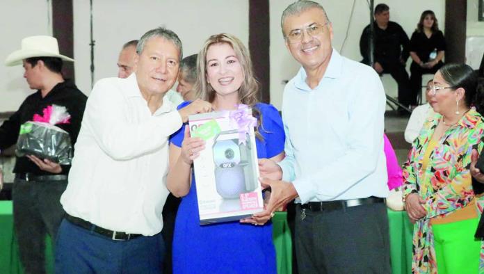 Óscar Ríos festeja a maestros de Rosita con regalos, música y emotivo mensaje