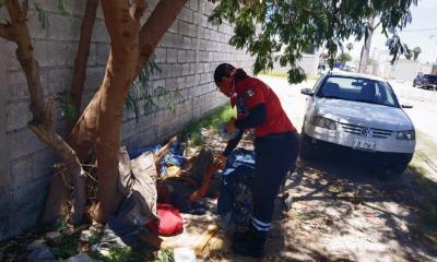 Indigente en Frontera rechaza albergue pese a ola de calor; autoridades piden apoyo