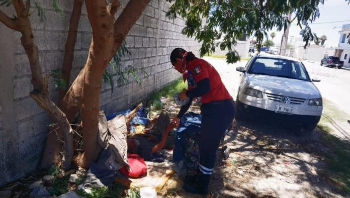 Indigente en Frontera rechaza albergue pese a ola de calor; autoridades piden apoyo