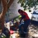 Indigente en Frontera rechaza albergue pese a ola de calor; autoridades piden apoyo