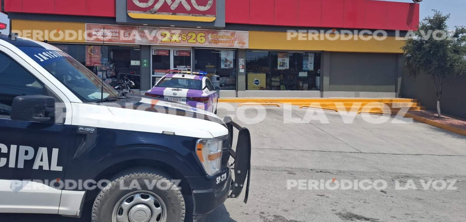 Policías Municipales acudieron tras el reporte de un asalto con arma blanca en la tienda.