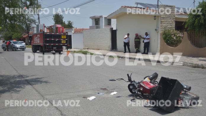 Adolescente grave tras chocar en moto contra camión repartidor en colonia Guadalupe