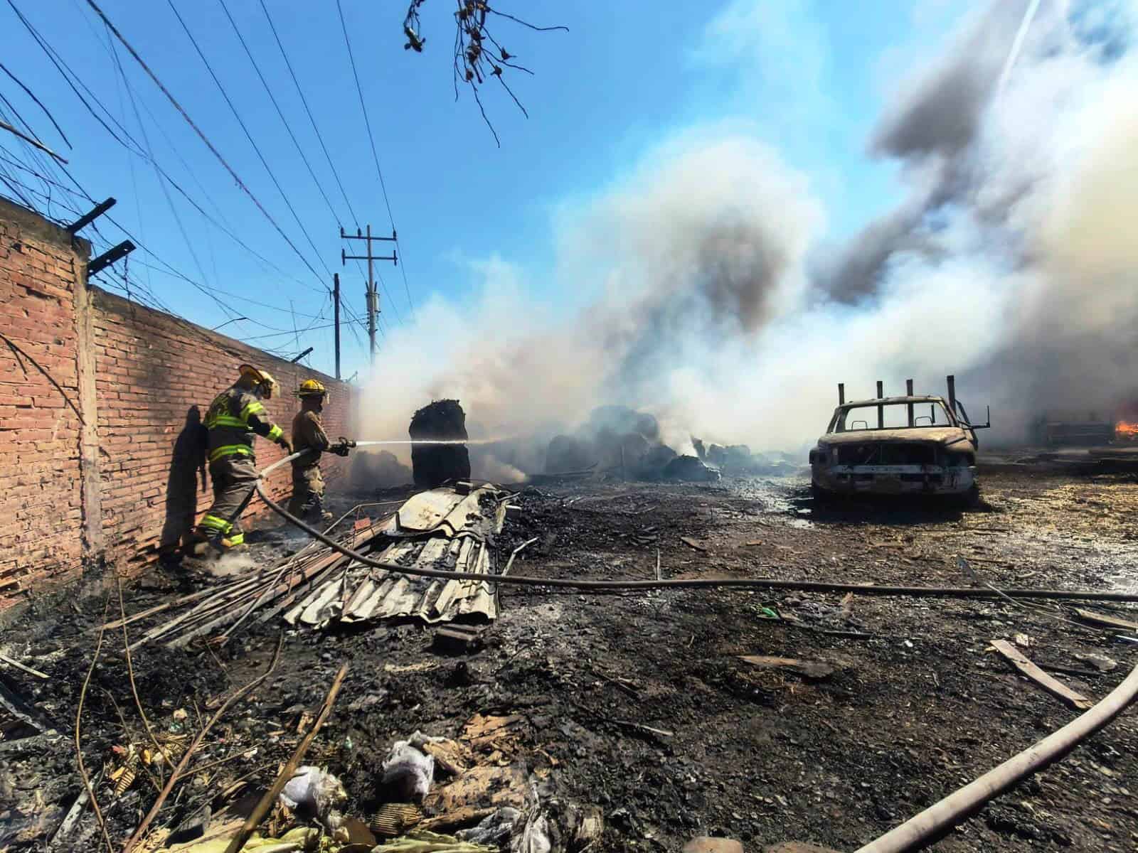 Deja incendio de recicladora sin luz y sin internet
